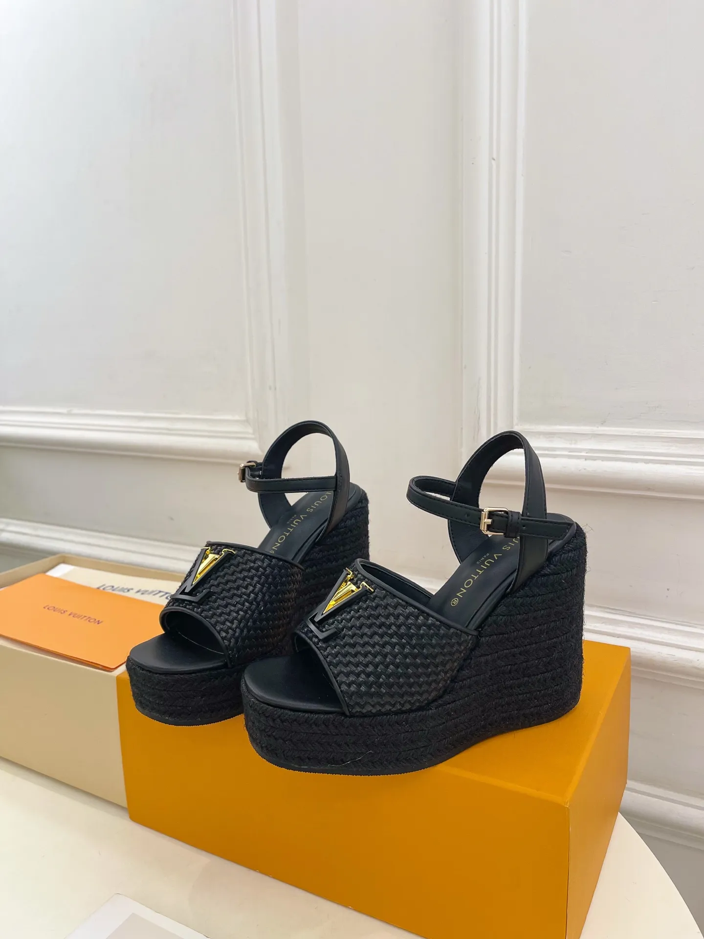 👟👟Ex-factory price 640👟👟 LV | Louis Vuitton 25𝐬𝐬 🧡💚2025 spring and summer new style top version‼ ️The original version is the same. The counter focuses on the latest LV ISOLA hollow hemp rope wedge sandals. New hard goods. ❥BS purchasing level! Full of high-end feel! A popular model among bloggers at home and abroad, it’s retro and fashionable and looks amazing on your feet! Mainly recommended model on the official website★ ━━━━━ ЅᏇєєt ━━━━━ ▪️Upper: original customized calfskin ▪️Lining: imported sheepskin ▪️Outsole: original molded outsole ▪️Heel height: 12cm, water platform 3.5cm ▪️Shoe size: 35-39 (40, 41 customized)